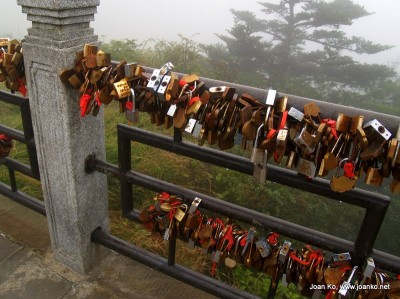 Mount E'mei lovers locks