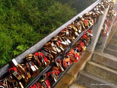 Mount E'mei lovers locks