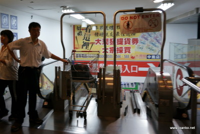 Escalator for shopping trolleys